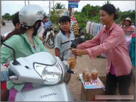 Lý Thùy Trang - Cô sinh viên nghèo bán bánh lấy chữ