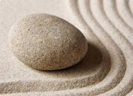 Cát và đá – bài học của sự tha thứ và biết ơn.
